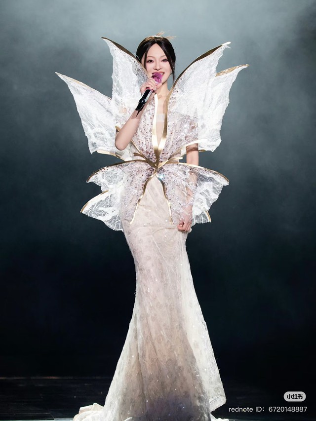 C&ocirc;ng ch&uacute;a showbiz bị ch&ecirc; hết thời, kỹ năng sa s&uacute;t: Gi&agrave;u đến mức mua đảo ri&ecirc;ng ở cho b&igrave;nh y&ecirc;n, cả đời vướng thị phi  - Ảnh 14.