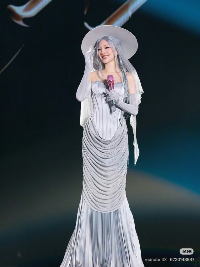 C&ocirc;ng ch&uacute;a showbiz bị ch&ecirc; hết thời, kỹ năng sa s&uacute;t: Gi&agrave;u đến mức mua đảo ri&ecirc;ng ở cho b&igrave;nh y&ecirc;n, cả đời vướng thị phi  - Ảnh 13.