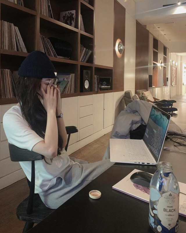 Hội chứng &ldquo;sợ m&agrave;n h&igrave;nh&rdquo;: D&acirc;n văn ph&ograve;ng kh&ocirc;ng d&aacute;m rời mắt khỏi điện thoại, laptop- Ảnh 2.