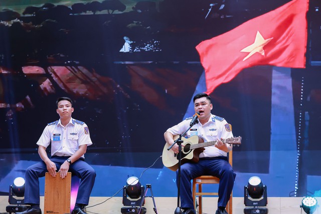 S&ocirc;i nổi phần thi năng khiếu tại Hội thi C&aacute;n bộ Đo&agrave;n giỏi của Cảnh s&aacute;t biển Việt Nam - Ảnh 1.