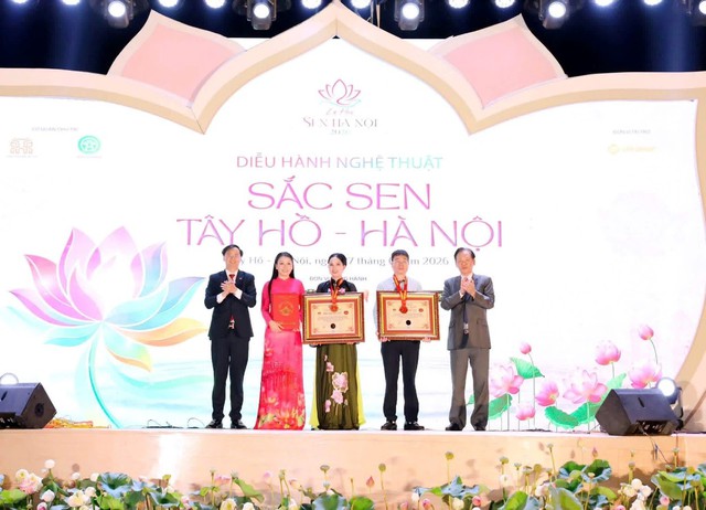 Hơn 2.000 người với &aacute;o d&agrave;i hoạ tiết hoa sen diễu h&agrave;nh & x&aacute;c lập kỷ lục  - Ảnh 8.