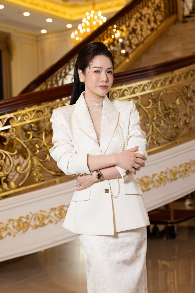 Mẹ đơn th&acirc;n ng&agrave;y c&agrave;ng n&oacute;ng bỏng sau ly h&ocirc;n, l&agrave; nghệ sĩ, "nữ chủ tịch" sống trong biệt thự 20 tỷ - Ảnh 4.