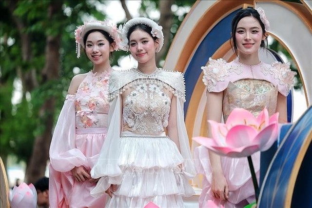 Hơn 2.000 người với &aacute;o d&agrave;i hoạ tiết hoa sen diễu h&agrave;nh & x&aacute;c lập kỷ lục  - Ảnh 6.