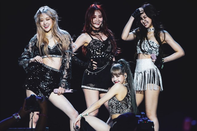 Nổi tiếng giàu có như BLACKPINK mà cũng phải đi hát hội nghị, trang phục nhìn không ra sao hạng A- Ảnh 5. Nổi tiếng giàu có như BLACKPINK mà cũng phải đi hát hội nghị, trang phục nhìn không ra sao hạng A- Ảnh 5.