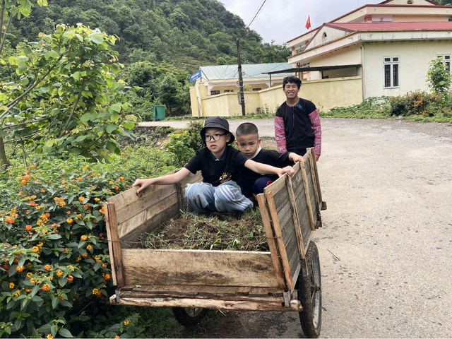 Cha con vạn dặm: BTV Sơn Tùng dạy con biết ơn từ những điều bình dị nhất- Ảnh 4.