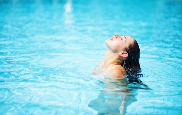 Đi bơi m&ugrave;a h&egrave; m&agrave; lười l&agrave;m 3 việc n&agrave;y: T&oacute;c kh&ocirc;ng chỉ xơ x&aacute;c như rơm m&agrave; c&ograve;n biến m&agrave;u kinh dị- Ảnh 2.