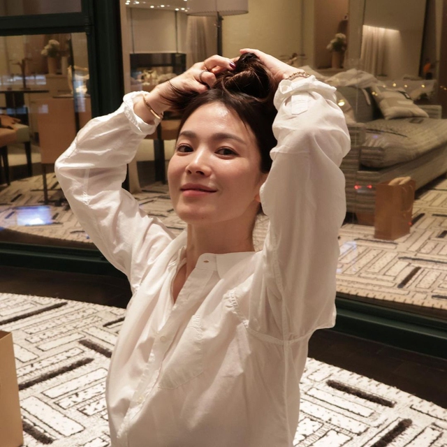 Song Hye Kyo khoe trọn l&agrave;n da tuổi 45 mọng collagen dưới bể bơi đầy nắng: Chăm uống 3 loại nước "kem chống nắng tự nhi&ecirc;n" bảo sao chống gi&agrave; ngoạn mục!- Ảnh 8.