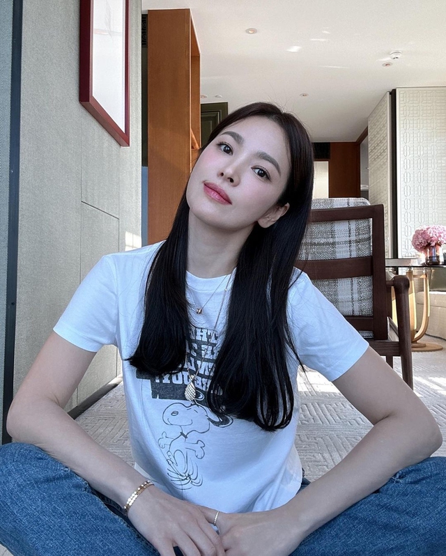 Song Hye Kyo khoe trọn l&agrave;n da tuổi 45 mọng collagen dưới bể bơi đầy nắng: Chăm uống 3 loại nước "kem chống nắng tự nhi&ecirc;n" bảo sao chống gi&agrave; ngoạn mục!- Ảnh 9.