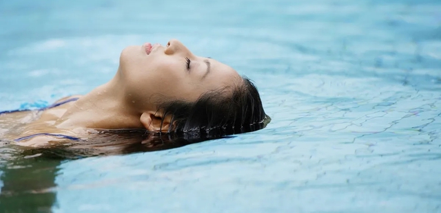 Đi bơi m&ugrave;a h&egrave; m&agrave; lười l&agrave;m 3 việc n&agrave;y: T&oacute;c kh&ocirc;ng chỉ xơ x&aacute;c như rơm m&agrave; c&ograve;n biến m&agrave;u kinh dị- Ảnh 1.