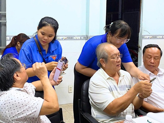 M&ugrave;a h&egrave; số &ndash; đưa c&ocirc;ng nghệ số đến với người d&acirc;n: H&agrave;nh tr&igrave;nh chuyển đổi bằng tr&aacute;i tim t&igrave;nh nguyện - Ảnh 1.