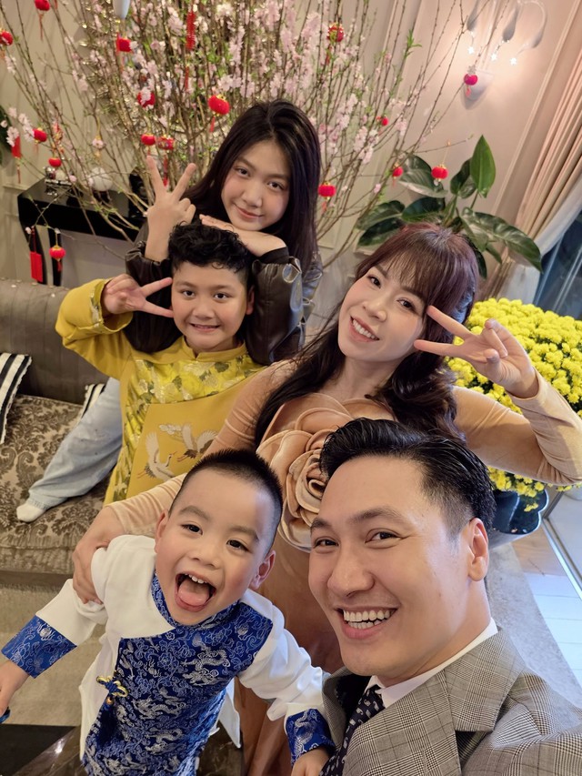Nam thần phim giờ vàng VTV lấy vợ giỏi, có nhà đẹp như khách sạn từ Hà Nội đến Hưng Yên, Phú Thọ - Ảnh 1.