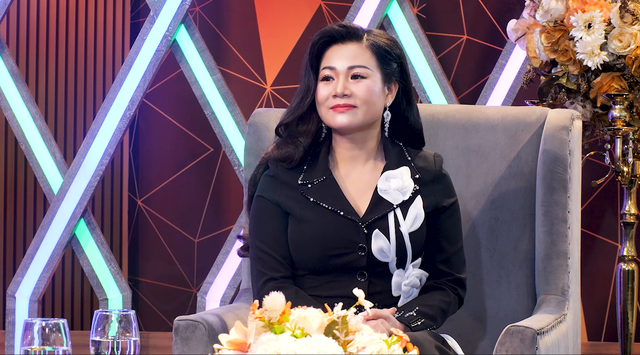 Nữ ca sĩ mặc &aacute;o d&agrave;i đi xe &ocirc;m, gặp chuyện nguy hiểm r&ugrave;ng m&igrave;nh - Ảnh 2.