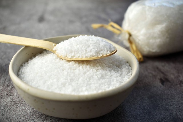 5 l&yacute; do v&igrave; sao n&ecirc;n đặt 1 b&aacute;t muối trong g&oacute;c nh&agrave; - Ảnh 1.