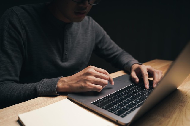 D&ugrave;ng laptop nhiều năm, nhiều người vẫn bỏ qua 1 chi tiết khiến cổ v&agrave; vai đau &acirc;m thầm - Ảnh 1.
