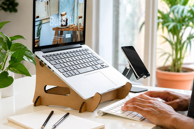 D&ugrave;ng laptop nhiều năm, nhiều người vẫn bỏ qua 1 chi tiết khiến cổ v&agrave; vai đau &acirc;m thầm - Ảnh 3.
