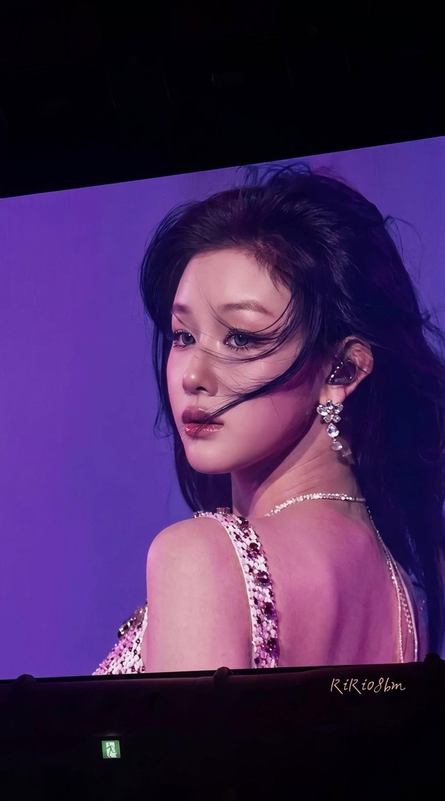Không nhận ra "tiểu thư showbiz"”: Nhan sắc đẹp như tranh vẽ, camera cận mặt cũng phải "đầu hàng" - Ảnh 1.