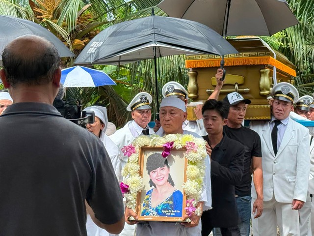 "Ông hoàng nhạc đỏ" khóc nức nở bên mộ vợ - Ảnh 3.