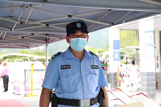 "Làm sao thả quả trứng từ tầng 10 mà không vỡ?" - Cả lớp loay hoay nửa tiếng, bác bảo vệ giải được trong 5 giây - Ảnh 2.