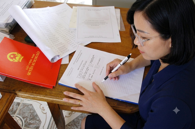 Tôi có hơn 4 tỷ nhưng chồng không hề biết, đến lúc định mua đất thì phát hiện một chuyện khiến tôi mất ngủ nhiều đêm- Ảnh 1.