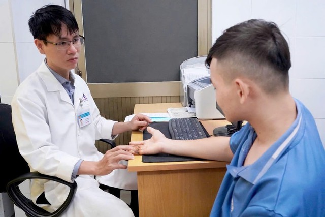 “Cuộc chạy đua” 10 giờ giữ lại 3 ngón tay gần đứt lìa cho nam thanh niên trong ngày đầu đi làm - Ảnh 2.