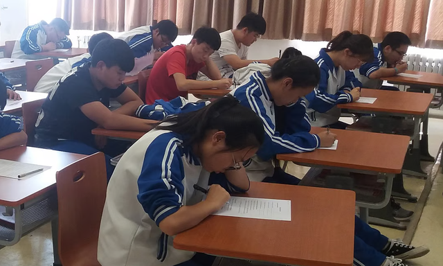 Một trường học điều tra chi tiết về tài sản gia đình của học sinh, đến bố mẹ đi xe gì cũng phải báo cáo- Ảnh 1.