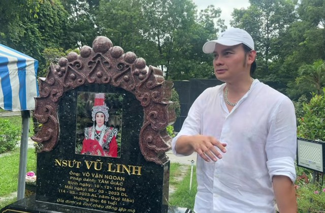 Nam NSƯT đ&igrave;nh đ&aacute;m từ Mỹ về, đứng trước mộ Vũ Linh n&oacute;i một điều- Ảnh 2.