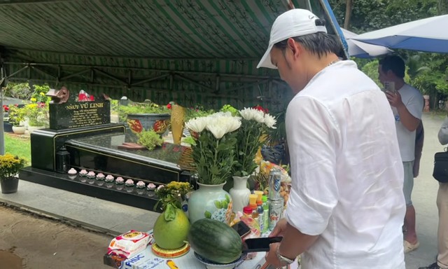 Nam NSƯT đ&igrave;nh đ&aacute;m từ Mỹ về, đứng trước mộ Vũ Linh n&oacute;i một điều- Ảnh 1.