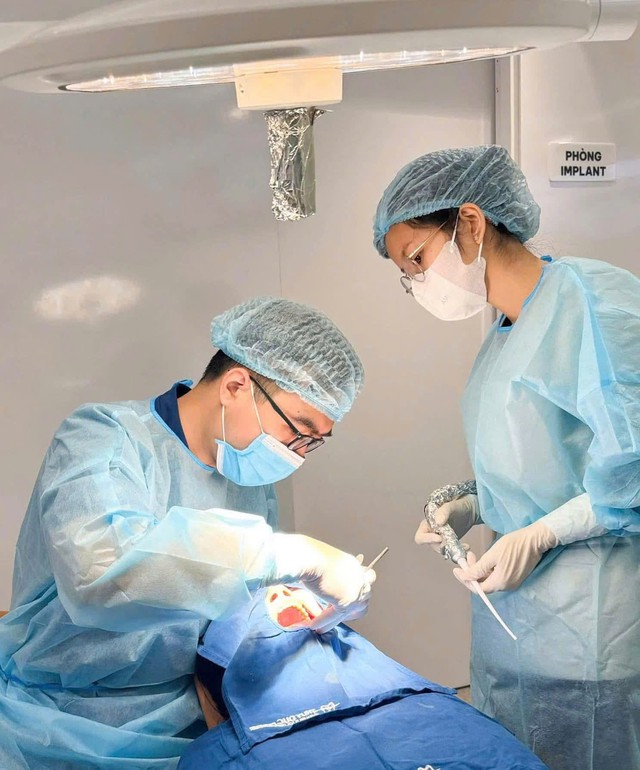 T&acirc;m sự của một b&aacute;c sĩ chuy&ecirc;n ng&agrave;nh Răng H&agrave;m Mặt: "Điều t&ocirc;i muốn lấy đi kh&ocirc;ng chỉ l&agrave; chiếc răng kh&ocirc;n, m&agrave; l&agrave; nỗi sợ của bệnh nh&acirc;n"- Ảnh 1.