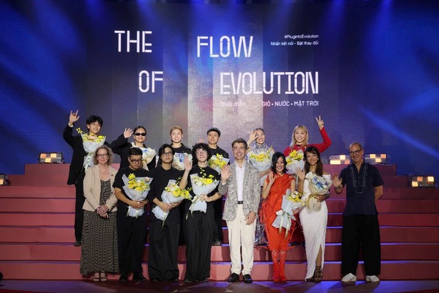 Vũ  kh&uacute;c &ldquo;The flow of evolution&rdquo;: Khi gi&oacute; - nước - mặt trời h&oacute;a bản t&igrave;nh ca bền vững  - Ảnh 1.
