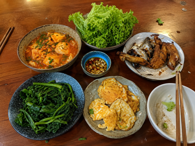 Nhìn mâm cơm nhà thông gia tôi đã hiểu vì sao con rể lại sợ mất vợ đến vậy - Ảnh 1.