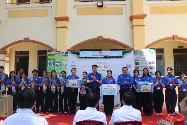 Dấu ấn thanh xu&acirc;n tr&ecirc;n những tuyến đường qu&ecirc;: Ấm &aacute;p chuyến thăm v&agrave; động vi&ecirc;n chiến sĩ M&ugrave;a h&egrave; Xanh Đại học Kinh tế tại Đồng Nai - Ảnh 2.