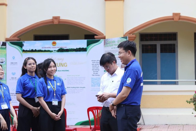 Dấu ấn thanh xu&acirc;n tr&ecirc;n những tuyến đường qu&ecirc;: Ấm &aacute;p chuyến thăm v&agrave; động vi&ecirc;n chiến sĩ M&ugrave;a h&egrave; Xanh Đại học Kinh tế tại Đồng Nai - Ảnh 3.