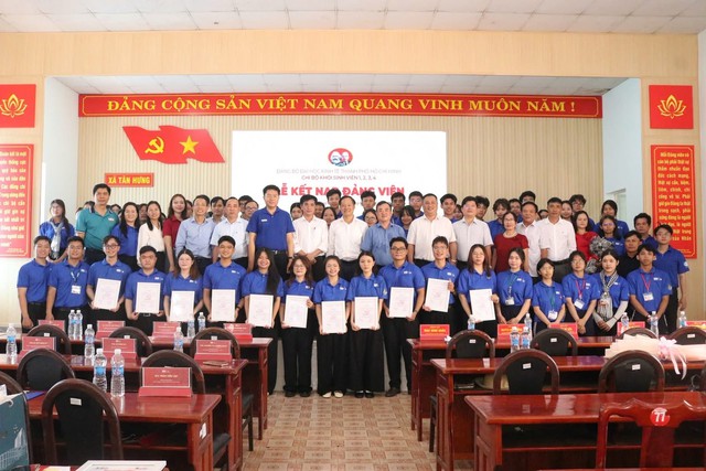 Dấu ấn thanh xu&acirc;n tr&ecirc;n những tuyến đường qu&ecirc;: Ấm &aacute;p chuyến thăm v&agrave; động vi&ecirc;n chiến sĩ M&ugrave;a h&egrave; Xanh Đại học Kinh tế tại Đồng Nai - Ảnh 4.