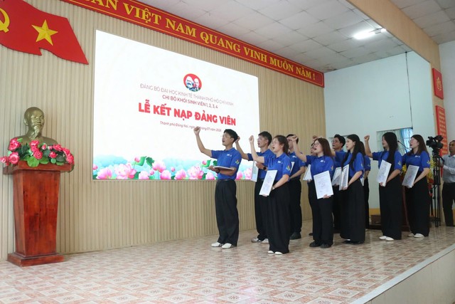 Dấu ấn thanh xu&acirc;n tr&ecirc;n những tuyến đường qu&ecirc;: Ấm &aacute;p chuyến thăm v&agrave; động vi&ecirc;n chiến sĩ M&ugrave;a h&egrave; Xanh Đại học Kinh tế tại Đồng Nai - Ảnh 1.