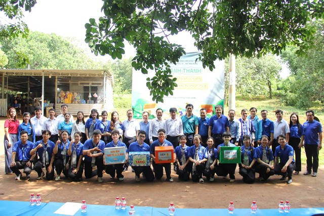 Dấu ấn thanh xu&acirc;n tr&ecirc;n những tuyến đường qu&ecirc;: Ấm &aacute;p chuyến thăm v&agrave; động vi&ecirc;n chiến sĩ M&ugrave;a h&egrave; Xanh Đại học Kinh tế tại Đồng Nai - Ảnh 6.