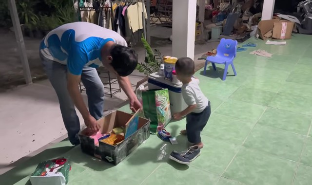 Nam diễn vi&ecirc;n đi &Uacute;c về thẳng miền T&acirc;y với vợ k&eacute;m 26 tuổi - Ảnh 1.