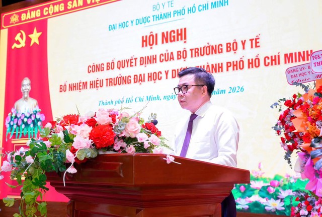 Bộ trưởng Bộ Y tế trao quyết định bổ nhiệm Hiệu trưởng Đại học Y Dược Th&agrave;nh phố Hồ Ch&iacute; Minh đối với GS.TS. Trần Diệp Tuấn - Ảnh 4.