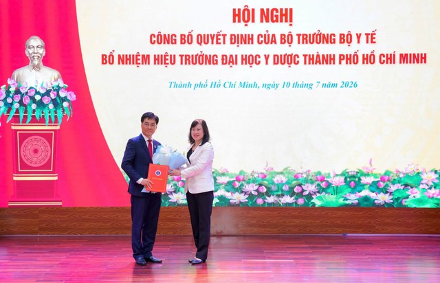 Bộ trưởng Bộ Y tế trao quyết định bổ nhiệm Hiệu trưởng Đại học Y Dược Th&agrave;nh phố Hồ Ch&iacute; Minh đối với GS.TS. Trần Diệp Tuấn - Ảnh 2.