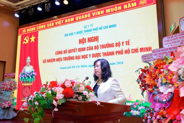 Bộ trưởng Bộ Y tế trao quyết định bổ nhiệm Hiệu trưởng Đại học Y Dược Th&agrave;nh phố Hồ Ch&iacute; Minh đối với GS.TS. Trần Diệp Tuấn - Ảnh 1.