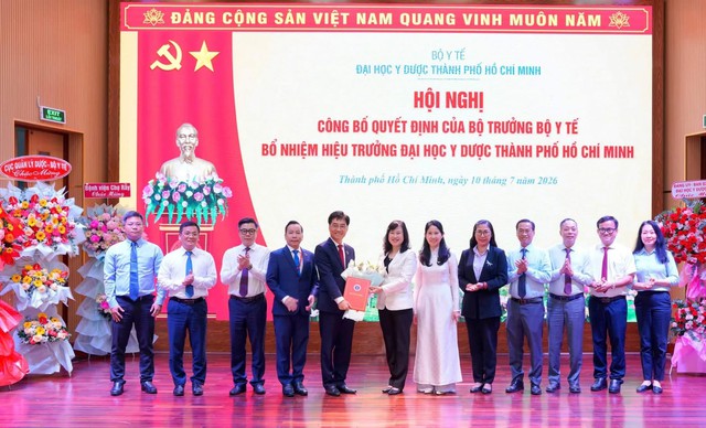 Bộ trưởng Bộ Y tế trao quyết định bổ nhiệm Hiệu trưởng Đại học Y Dược Th&agrave;nh phố Hồ Ch&iacute; Minh đối với GS.TS. Trần Diệp Tuấn - Ảnh 3.