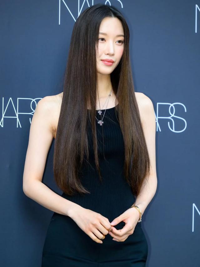 Moon Ga Young lộ diện sau nghi vấn t&igrave;nh cảm với Lee Jong Suk, sắc v&oacute;c bị n&oacute;i "kh&ocirc;ng thật" - Ảnh 4.