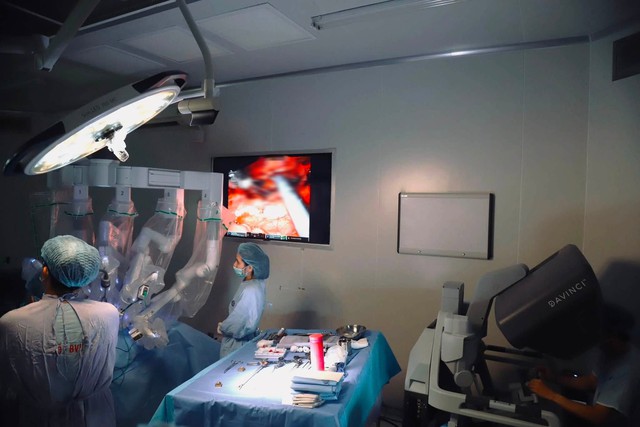Mới 33 tuổi đ&atilde; mắc ung thư trực tr&agrave;ng, c&ocirc; g&aacute;i được phẫu thuật bằng robot: C&ocirc;ng nghệ hiện đại mở th&ecirc;m cơ hội giữ chất lượng sống cho người bệnh - Ảnh 3.