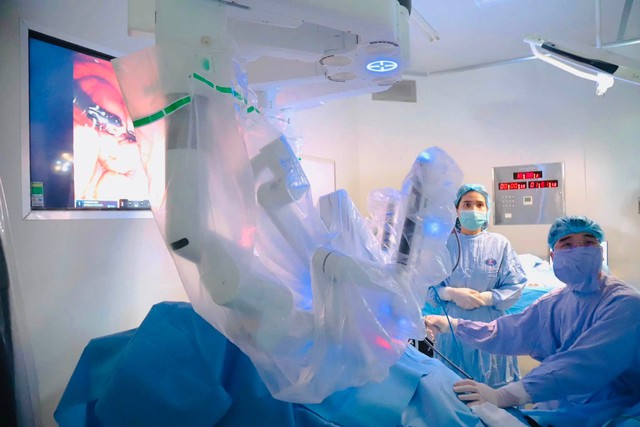 Mới 33 tuổi đ&atilde; mắc ung thư trực tr&agrave;ng, c&ocirc; g&aacute;i được phẫu thuật bằng robot: C&ocirc;ng nghệ hiện đại mở th&ecirc;m cơ hội giữ chất lượng sống cho người bệnh - Ảnh 1.