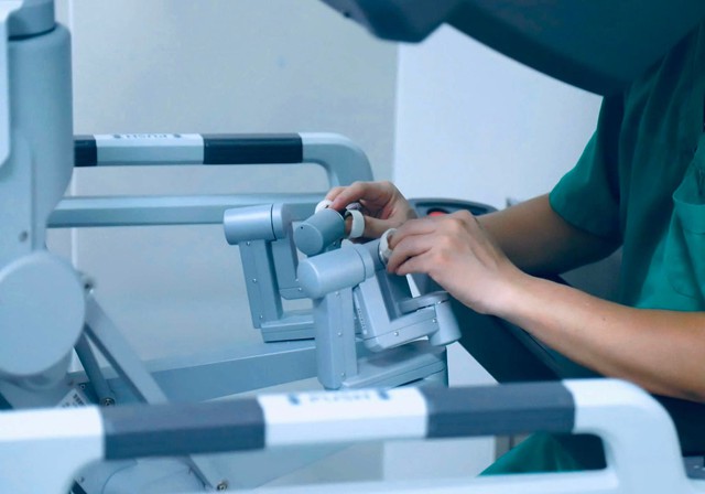 Mới 33 tuổi đ&atilde; mắc ung thư trực tr&agrave;ng, c&ocirc; g&aacute;i được phẫu thuật bằng robot: C&ocirc;ng nghệ hiện đại mở th&ecirc;m cơ hội giữ chất lượng sống cho người bệnh - Ảnh 4.