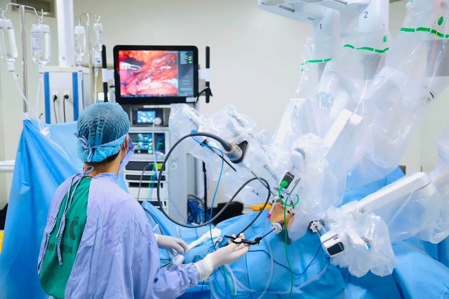 Mới 33 tuổi đ&atilde; mắc ung thư trực tr&agrave;ng, c&ocirc; g&aacute;i được phẫu thuật bằng robot: C&ocirc;ng nghệ hiện đại mở th&ecirc;m cơ hội giữ chất lượng sống cho người bệnh - Ảnh 7.