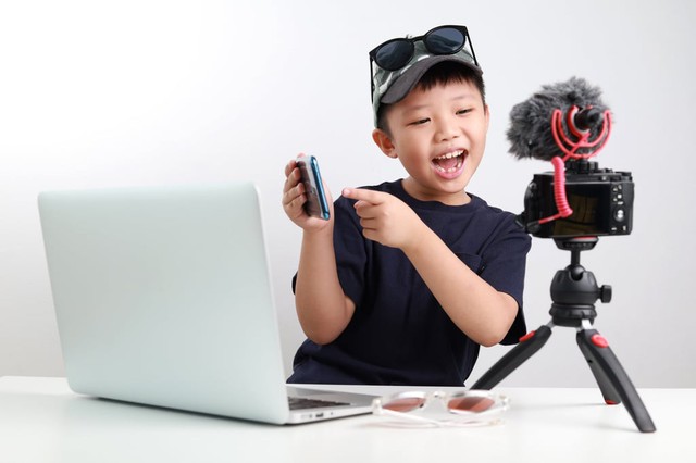Bé gái 3 tuổi nặng tới 35kg vì bị bố mẹ ép ăn để livestream kiếm tiền- Ảnh 2.