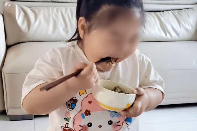 Bé gái 3 tuổi nặng tới 35kg vì bị bố mẹ ép ăn để livestream kiếm tiền- Ảnh 1.