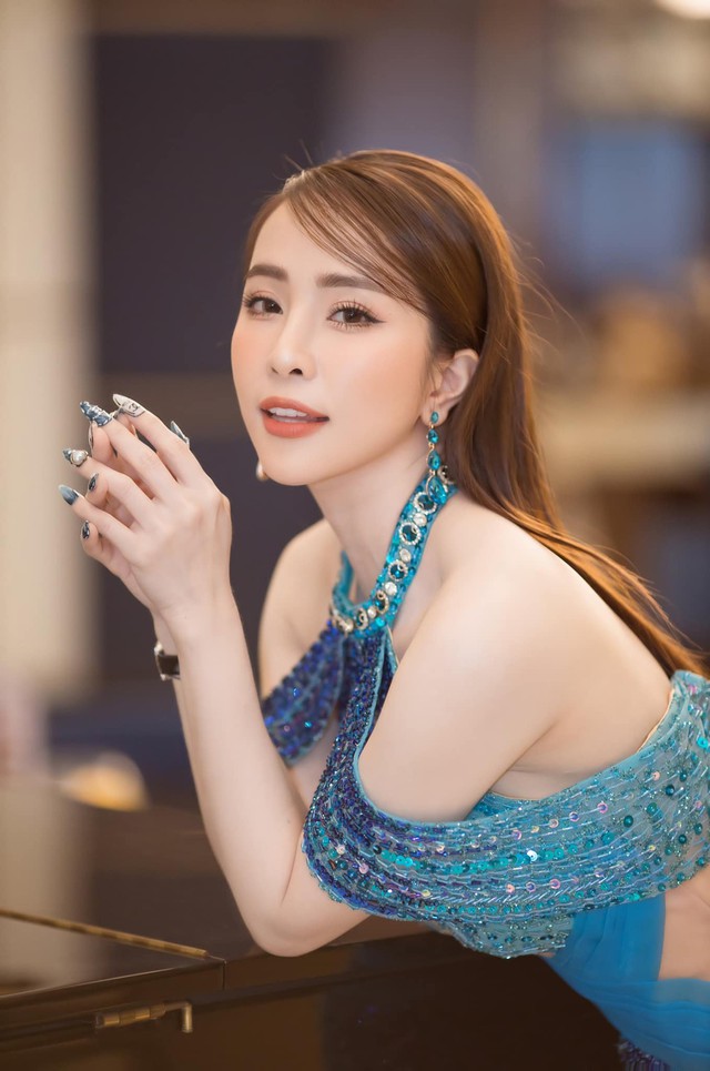 Mỹ nh&acirc;n Việt quan niệm phụ nữ 70 vẫn c&oacute; thể mặc trẻ trung nếu muốn: Da căng mọng collagen bất chấp tuổi U40 nhờ 1 thứ lu&ocirc;n chất đầy tủ lạnh - Ảnh 1.