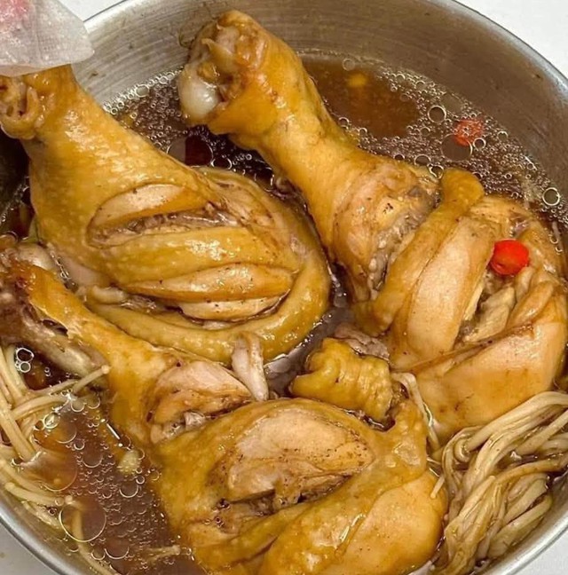 Nấu thịt g&agrave; m&agrave; biết th&ecirc;m 3 loại gia vị n&agrave;y đảm bảo kh&ocirc;ng tanh, thịt mềm, m&agrave;u đẹp, c&agrave;ng ăn c&agrave;ng bổ - Ảnh 2.