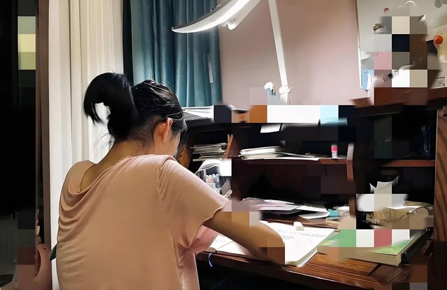 3 giờ sáng, tôi bị đánh thức bởi tiếng khóc của con gái lớp 8 và biết được sự thật khiến mình trăn trở - Ảnh 1.